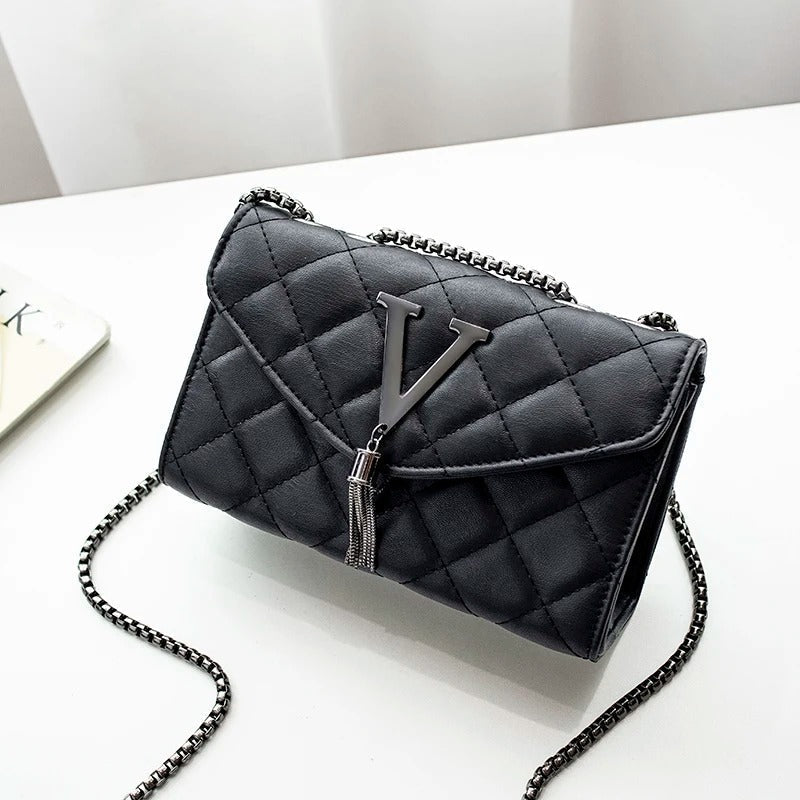 Elegant hvit vattert skulderveske for dame med dusker. Perfekt crossbody veske for enhver anledning.