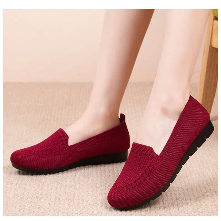 Pustende slip-on loafers til kvinner. Lette, flate og komfortable sommersko for hverdagsbruk.