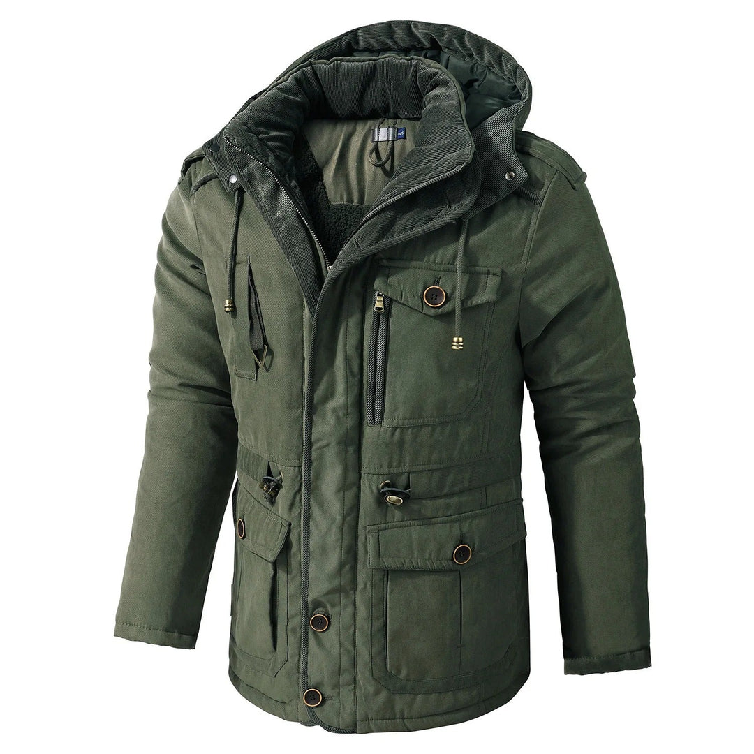 Casual herre vinterparkas med tykk fôr i khaki. Varm og komfortabel hettejakke for herremote og hverdagsbruk.