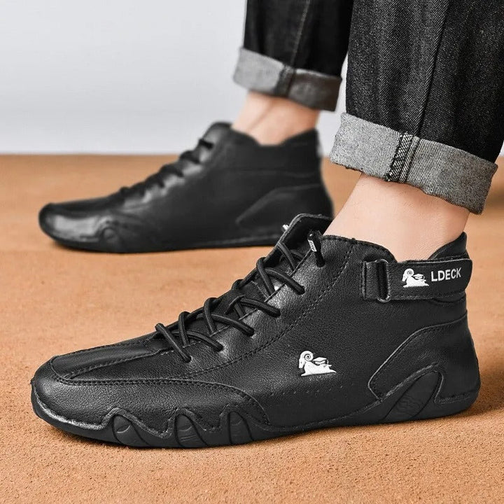 Herre joggesko med vanntett design, høy ankelstøtte for vinterbruk, stilige sneakers.