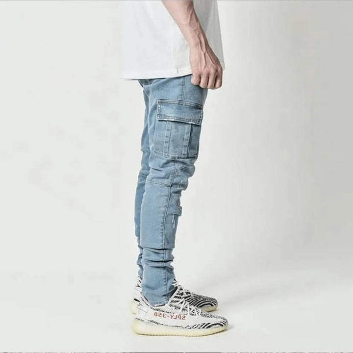 Svarte slim fit herrejeans med elastisk stretch og flere lommer. Komfortabel fritidsbukse for menn.