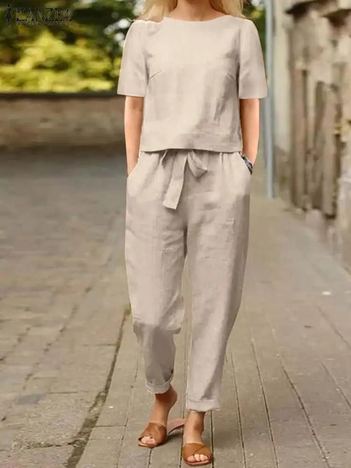 Komfortabel og trendy treningsdress for kvinner. Ensfarget 2-delt sett, ideelt for avslapning og fritidsaktiviteter.