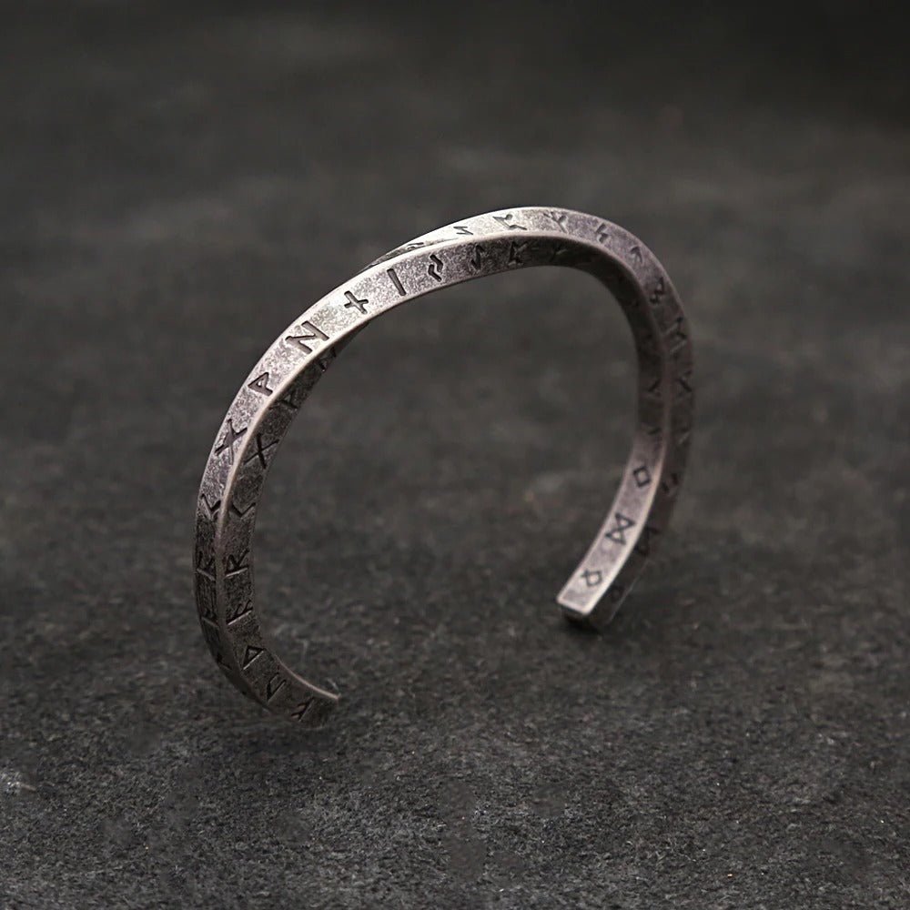 Klassisk unisex vikingarmbånd i polert stål med Mobius-design, inspirert av nordiske runer.