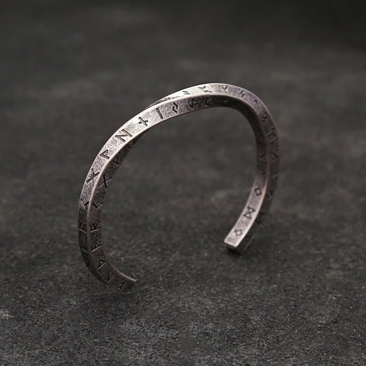 Klassisk unisex vikingarmbånd i polert stål med Mobius-design, inspirert av nordiske runer.