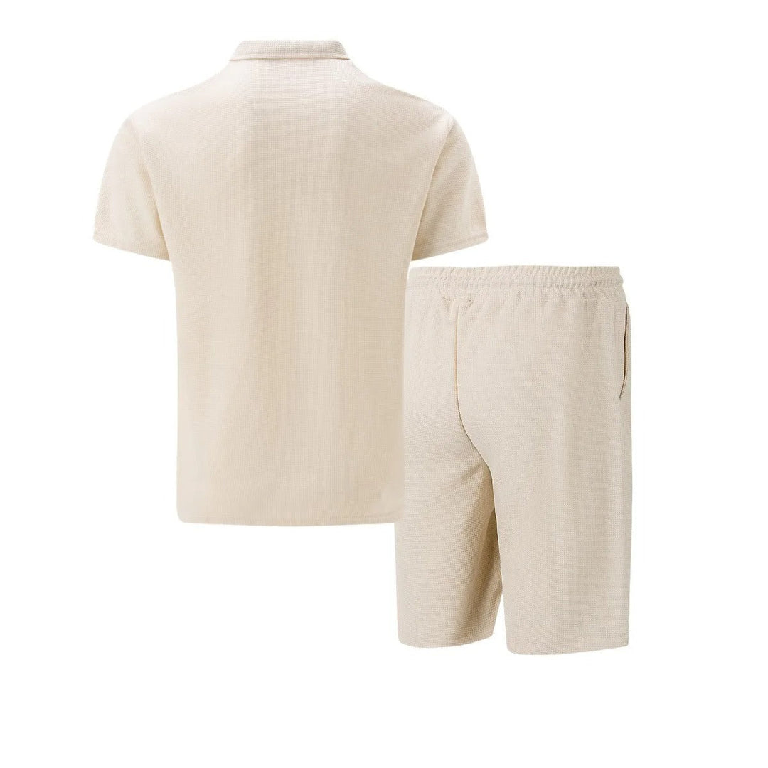 Komplett herre fritidsklær: lett sommersett med kortermet glidelåstopp og matchende shorts for sommeren.