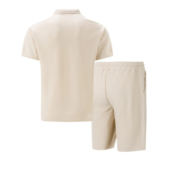 Komplett herre fritidsklær: lett sommersett med kortermet glidelåstopp og matchende shorts for sommeren.