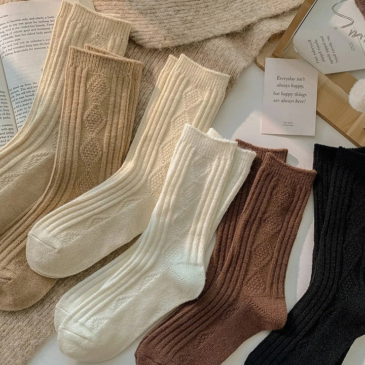 Et enkeltpar beige damesokk, myk og varm, perfekt for koselig hverdagsbruk i vinterkulden.