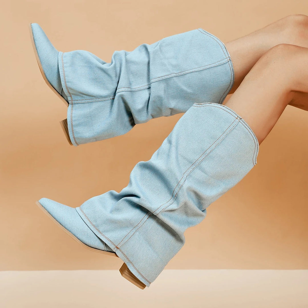 Detaljbilde av dame denimstøvler, viser tekstur og solid blokkhæl.
