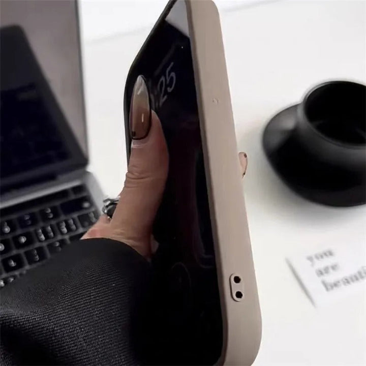 iPhone 15 med søtt rødt hjerte silikon deksel. Gir full beskyttelse og et personlig preg.