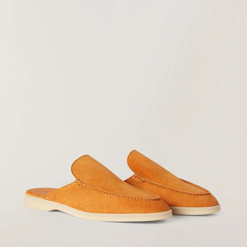 Nærbilde av detaljene på en klassisk brun loafer for menn, med solid søm og elegant finish.