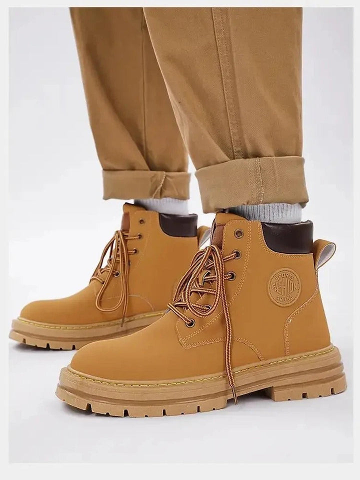 Casual svarte retro støvler for menn. Tidløse komfortsko; varme vintersko med snøring.