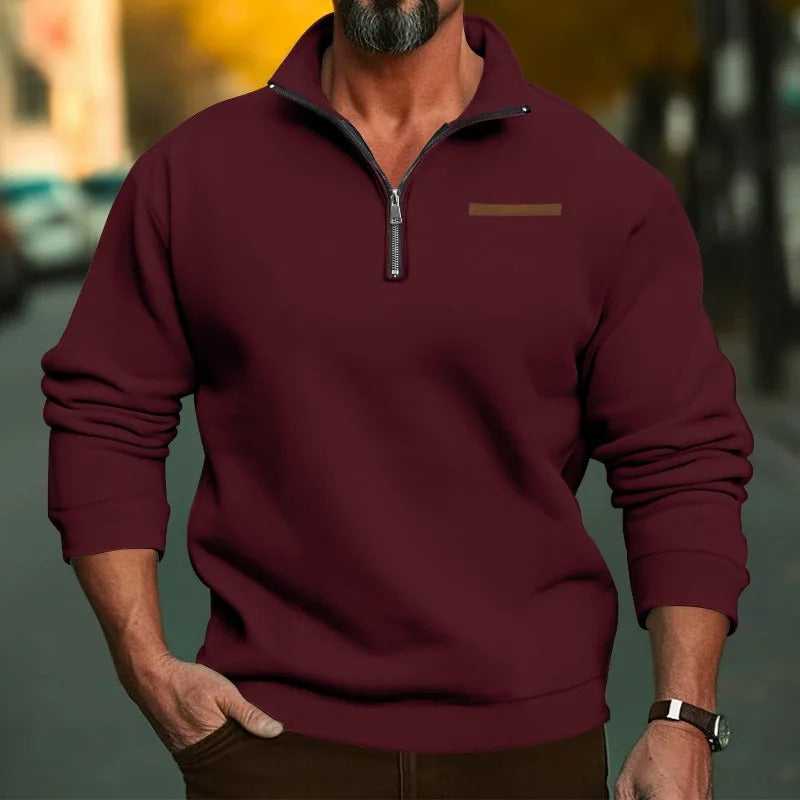 Mann iført stilig herregenser med halv glidelås, viser moderne passform og komfortabel look.