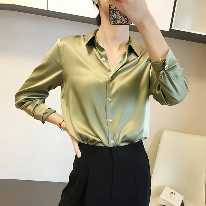 Fritidsklær: Elegant damebluse med knapper og lang erm. Komfortabel og stilfull for hverdagen.