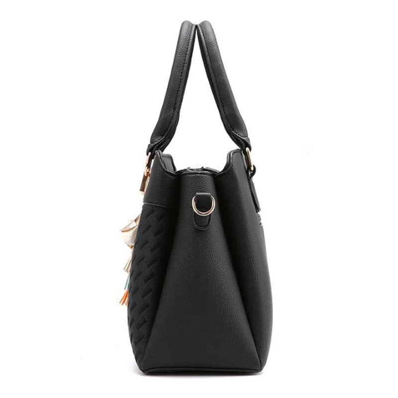 Blå dameveske med crossbody-funksjon, elegant broderi og stilfull dusk. Perfekt hverdagstilbehør.