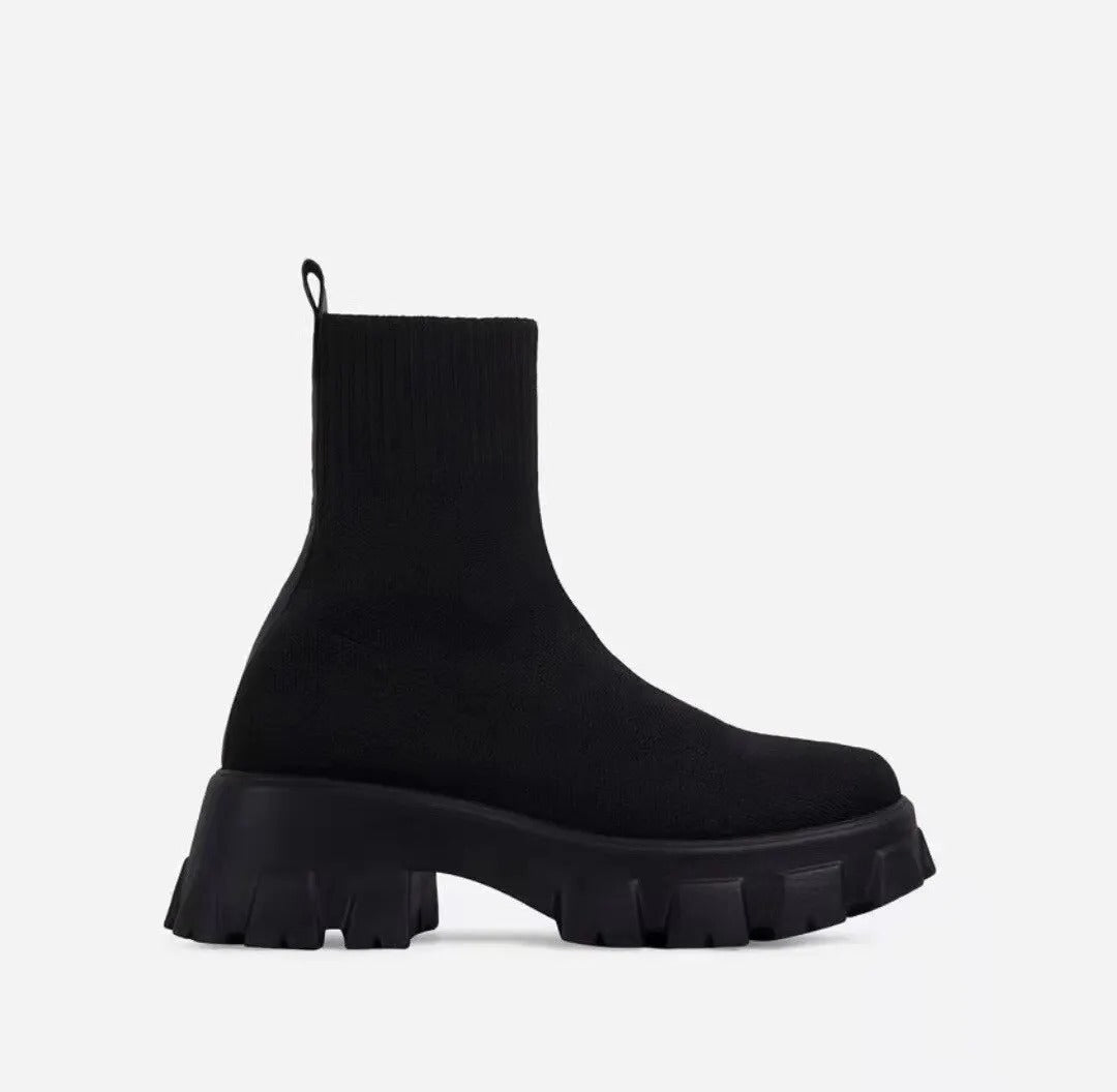 Komfortable dame fritidssko med tykk såle for stil og hverdagsbruk. Trendy slip-on platåsko.