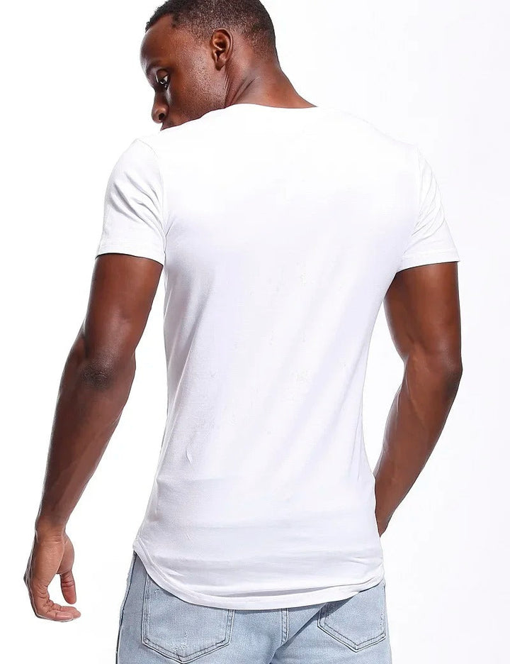 Herre t-skjorte med dyp V-hals, perfekt for lagvis stil. Komfortabel slim fit for moderne menn.