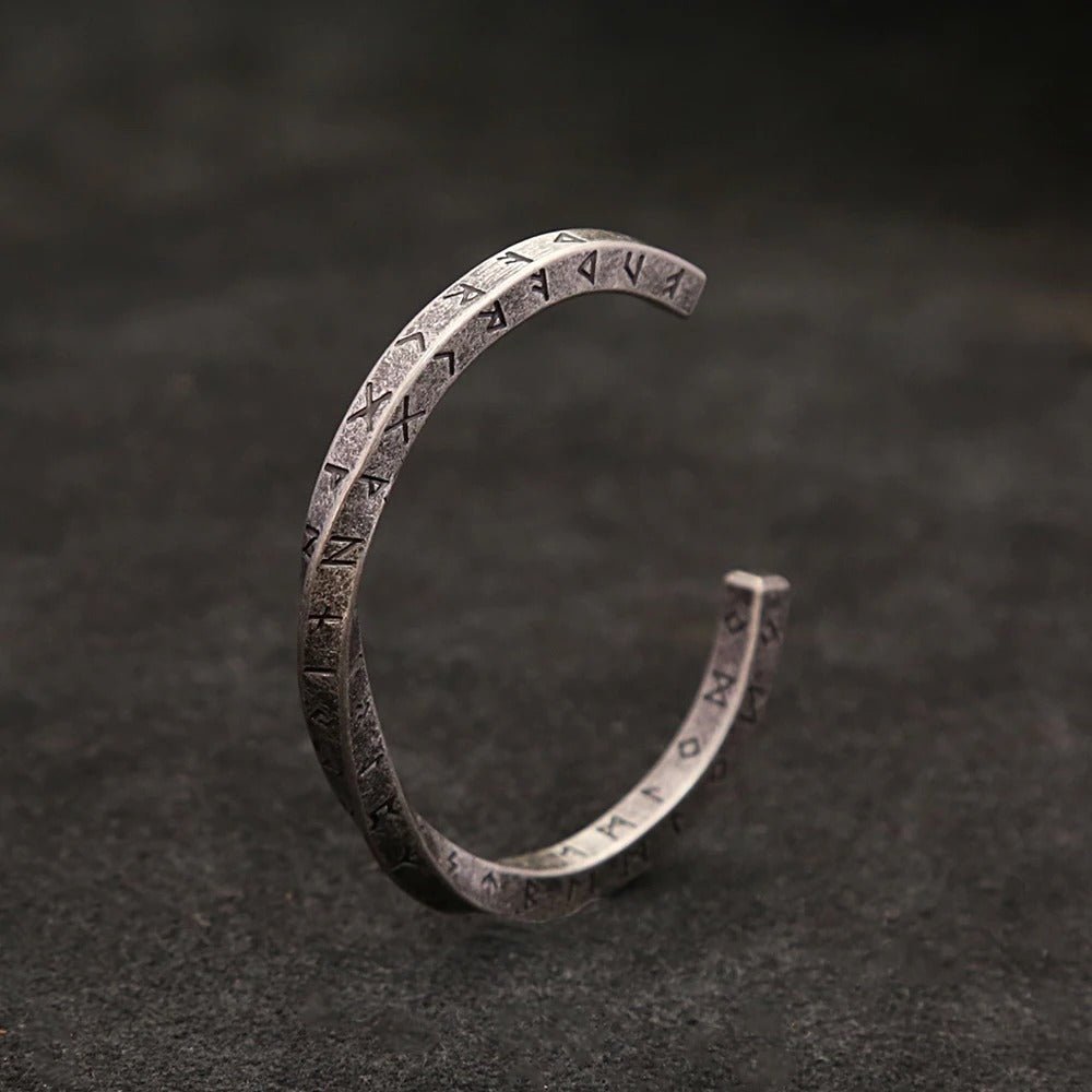 Kraftig viking Mobius armbånd i rustfritt stål, et holdbart unisex smykke med tidløs nordisk stil.