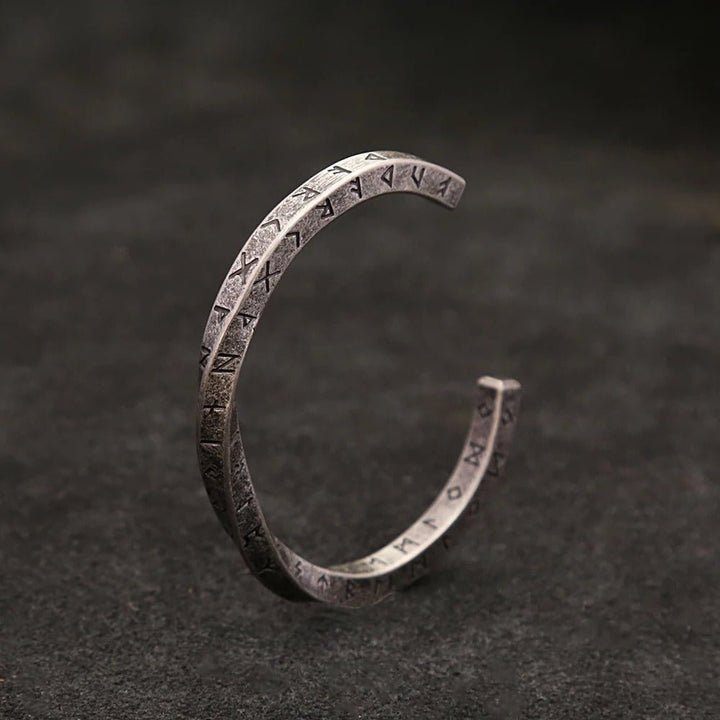 Kraftig viking Mobius armbånd i rustfritt stål, et holdbart unisex smykke med tidløs nordisk stil.