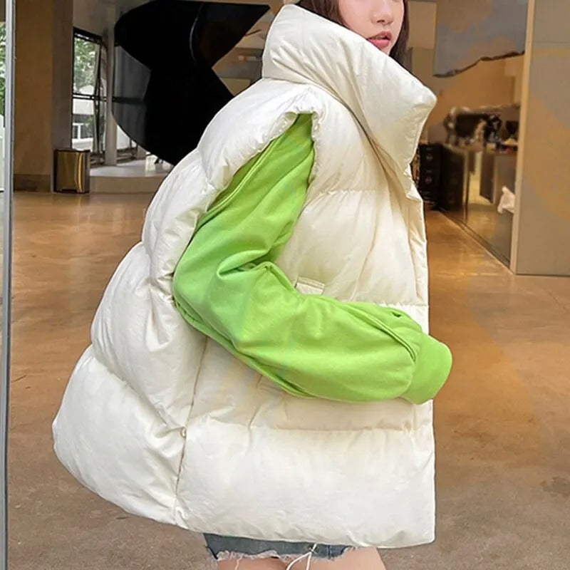 Praktisk og stilfull varm vest i khaki for kvinner. Et komfortabelt og trendy ytterplagg til vinteren.