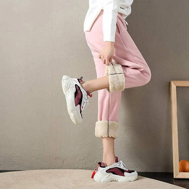 Varm vinterbukse for damer, ideell for avslapning og hverdagsbruk. Komfortabel joggebukse-stil.
