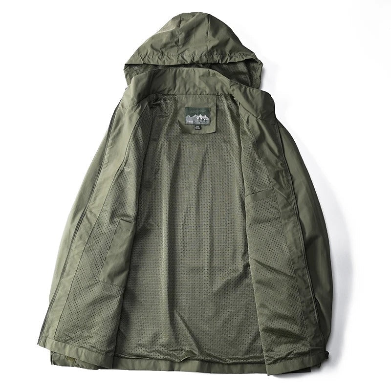 Menns vanntette og vindtette taktiske jakke. Optimal beskyttelse for utendørs sport, friluftsliv og casual stil.