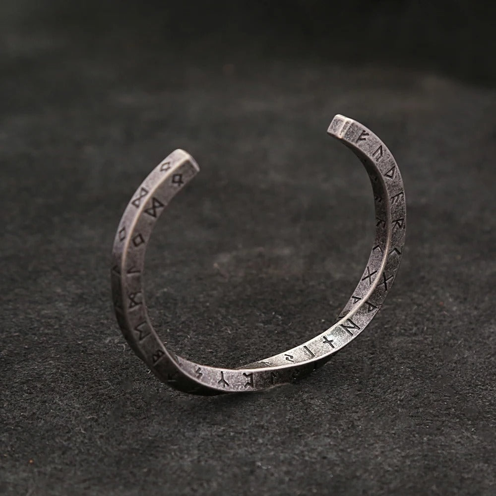 Unikt vikingarmbånd i børstet stål, et Mobius smykke som symboliserer fortidens kraft, unisex.