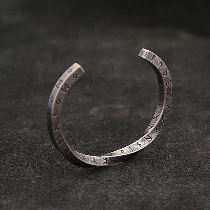 Unikt vikingarmbånd i børstet stål, et Mobius smykke som symboliserer fortidens kraft, unisex.