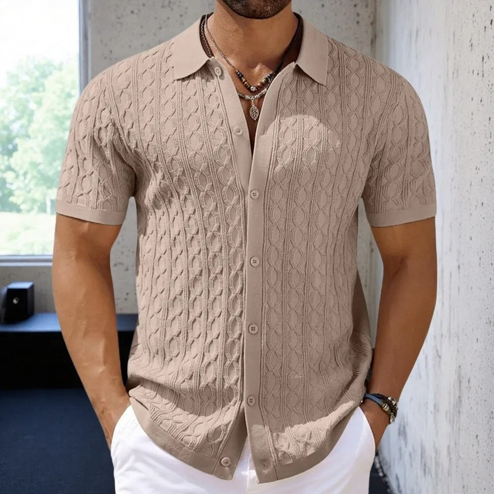 Stilig menns strikket polo. Detaljert jacquardmønster, perfekt for klassisk og moderne herremote.