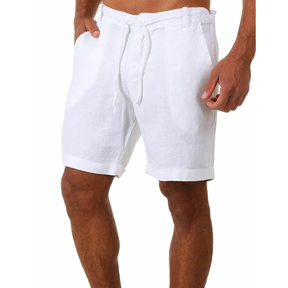 Mann som går i komfortable casual herreshorts, ensfarget, ideell for sommerlige fritidsaktiviteter.