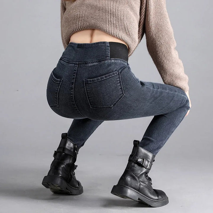 Uformelle denimbukser til kvinner med høy midje. Klassiske jeans for hverdagsbruk, kombinerer stil og funksjon.
