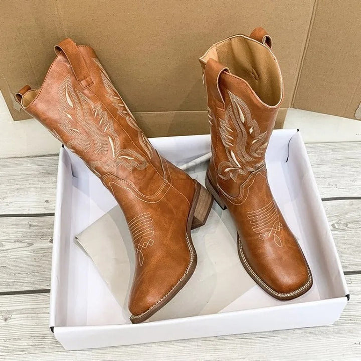 Lysebrune vintage cowboystøvler for kvinner. Broderte damestøvler med firkantet tå, perfekte ankelstøvler.