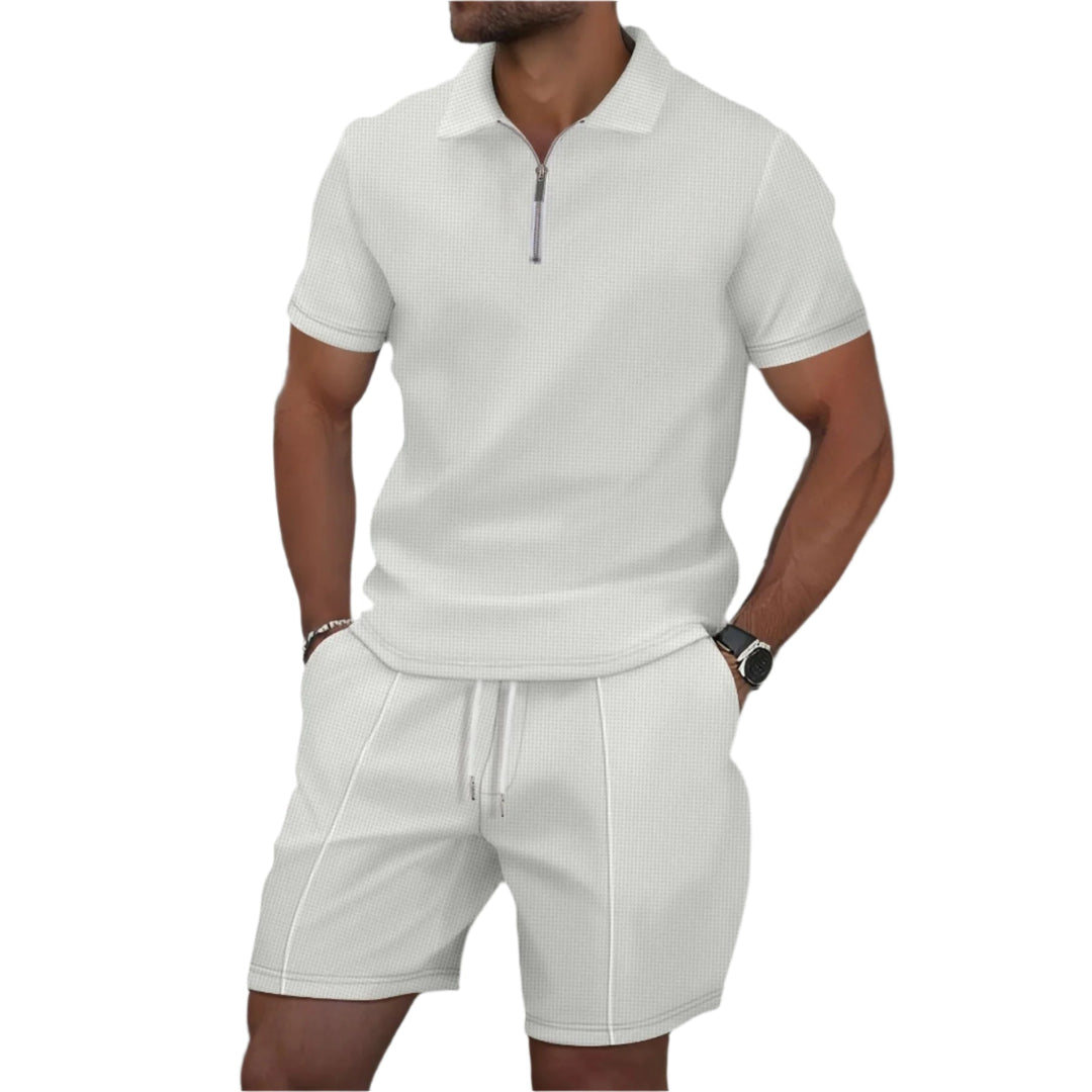 Lett og pustende sommersett for herre med kortermet glidelåstopp og komfortabel shorts. Ideelt for fritid.