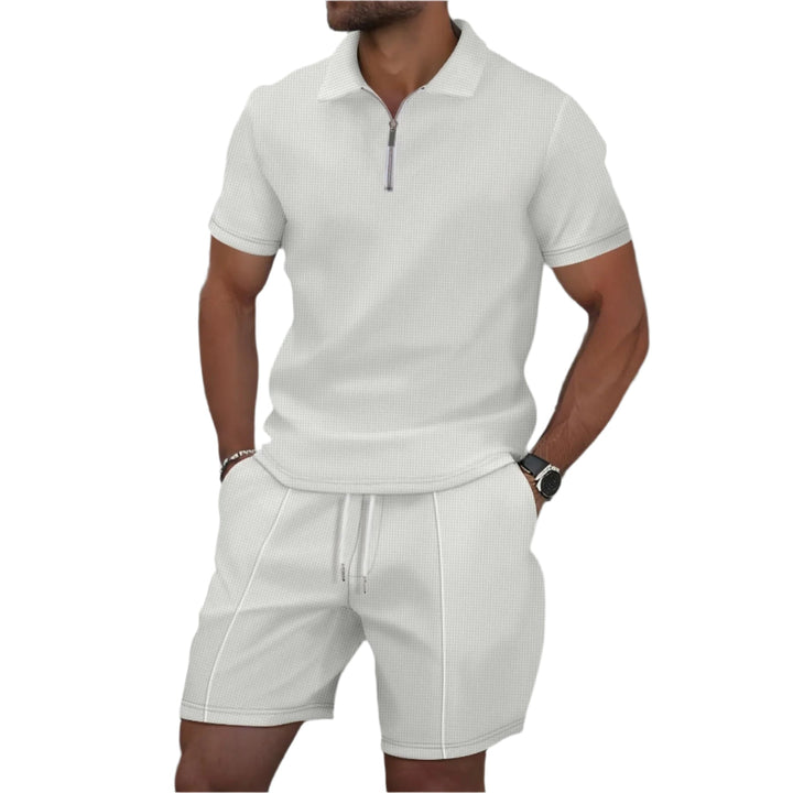 Lett og pustende sommersett for herre med kortermet glidelåstopp og komfortabel shorts. Ideelt for fritid.