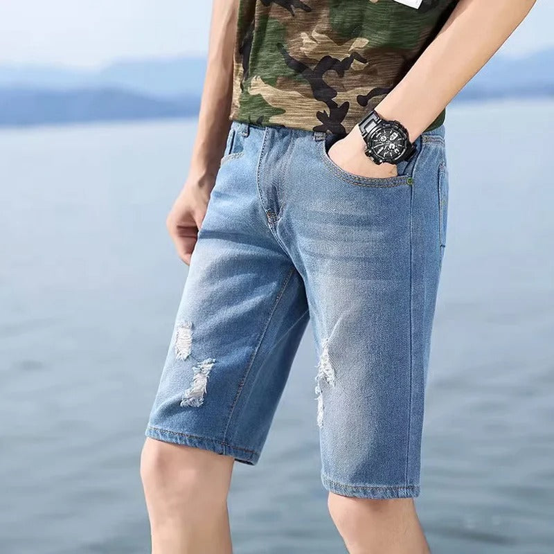 Hele lengden av menns knelange, avslappede blå sommershorts. Ideell for varme sommerdager.