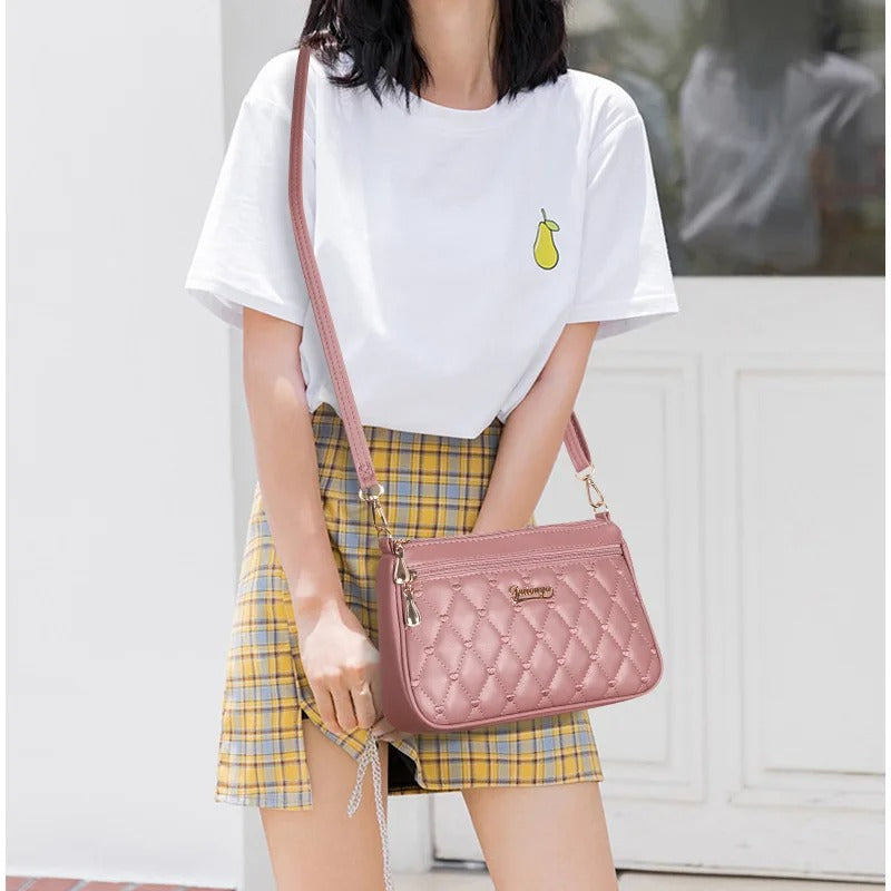 Elegant brun PU skinn crossbody veske for kvinner, med justerbar stropp og stilrent design.
