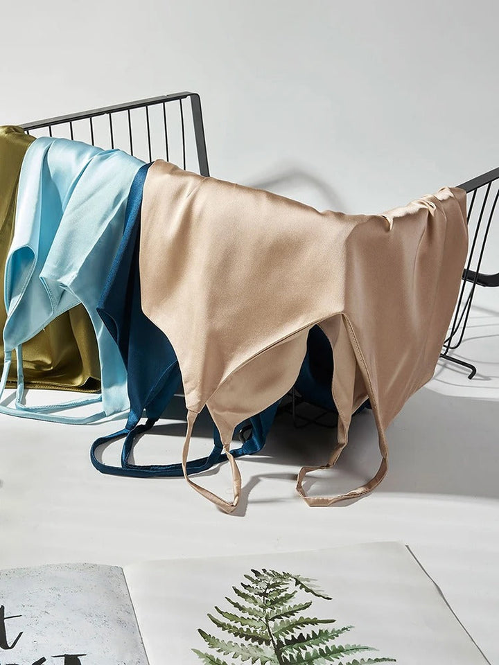 Luksuriøs dame topp i satengstoff med elegant V-hals, perfekt for enhver garderobe.