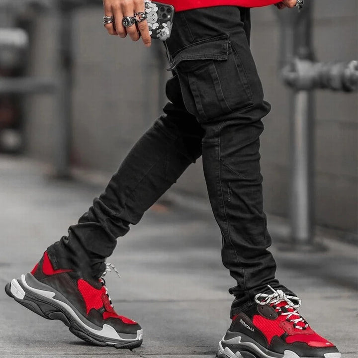Menns jeans med flere lommer, elastisk stretch for komfortabel slim fit. Moderne streetwear-stil.