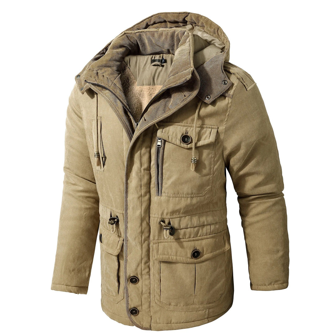 Stilren armégrønn parkas for menn. Tykk og varm herrejakke som beskytter mot vind, perfekt for casual bruk.