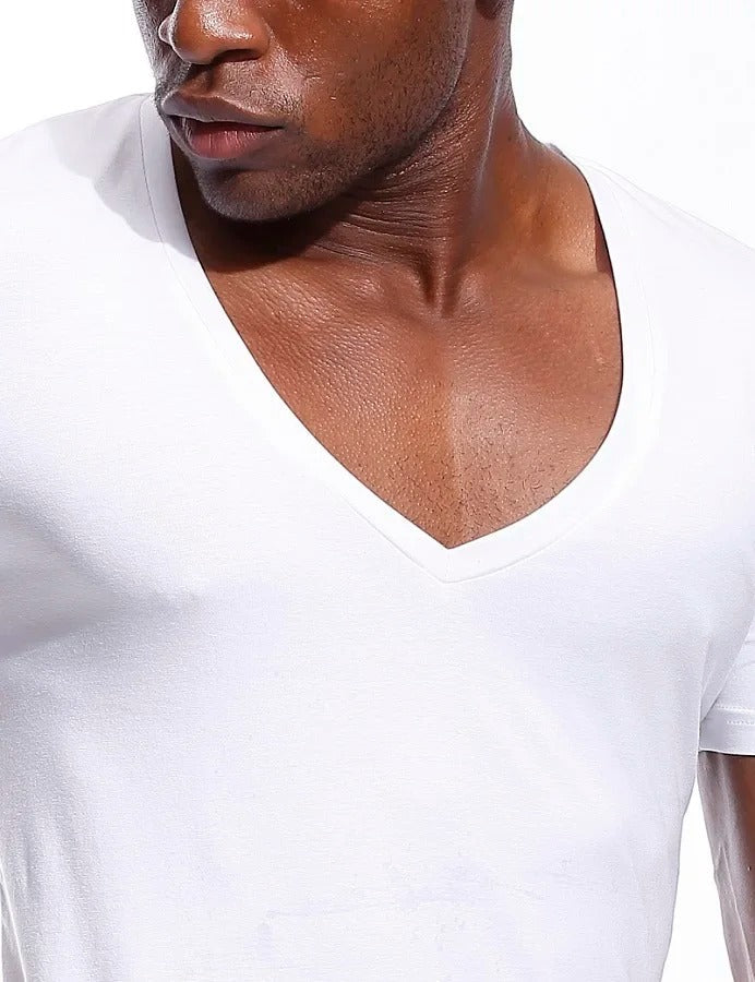 Elegant slim fit herre t-skjorte med dyp V-hals, gir et moderne og sofistikert uttrykk for menn.