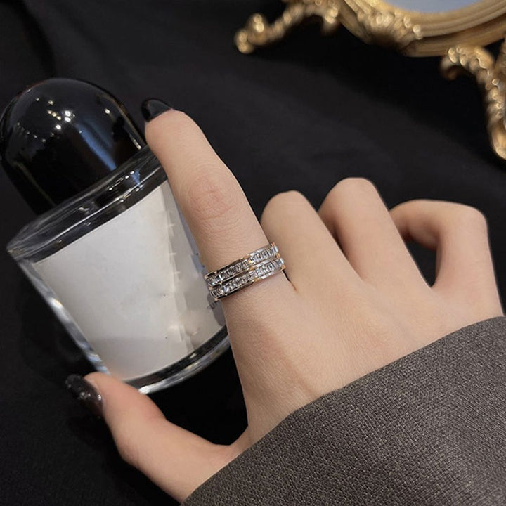 Stilfull gave til henne: Zirkonia ring i sølv og roségull. Elegant damesmykke.