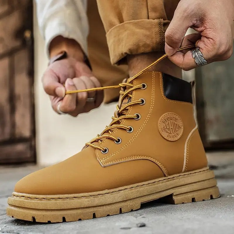 Khaki retro herrestøvler. Casual, tidløse snørestøvler ideelle som komfortsko for fritid og vinter.