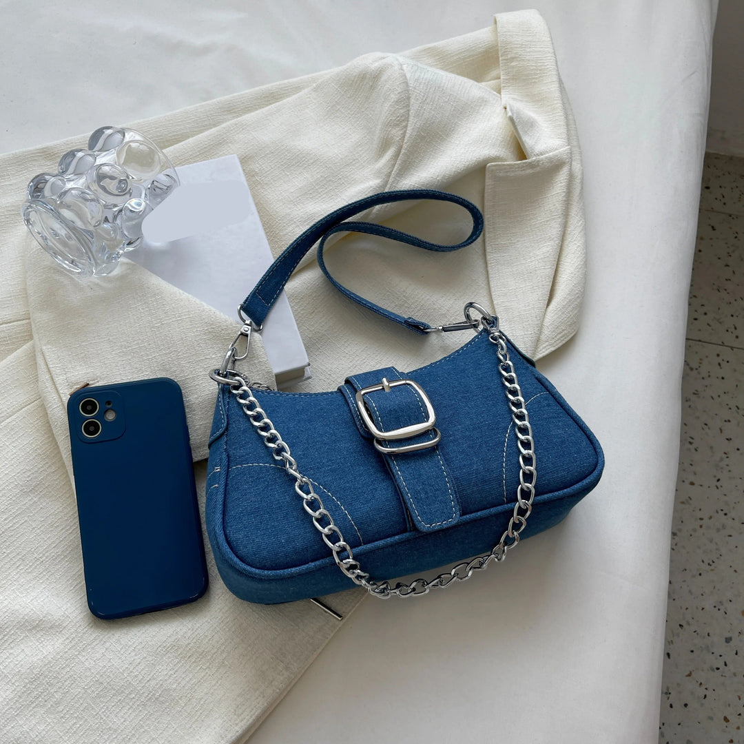 Trendy lyseblå crossbody-veske for kvinner, et must-have motetilbehør for en chic hverdagslook.