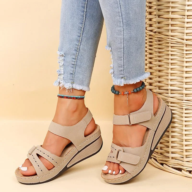 Moderne kvinner plattform sandaler med chunky såle, ideelle for en trendy og avslappet sommerlook.
