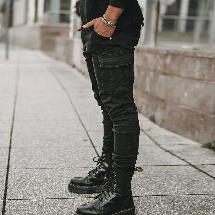 Moderne menns jeans med flere lommer og elastisk stoff, ideell for aktiv fritid og urban stil.