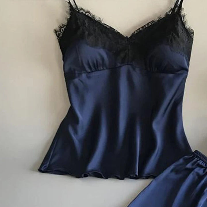 Sammenfoldet sateng nattøysett for kvinner, fremhever det glatte, luksuriøse stoffet. Mykt loungewear.