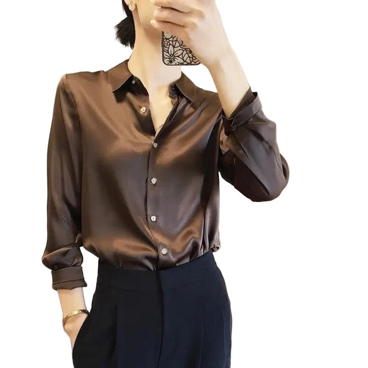 Elegant damebluse med knapper og reverskrage. Klassisk langermet stil for kvinneklær.