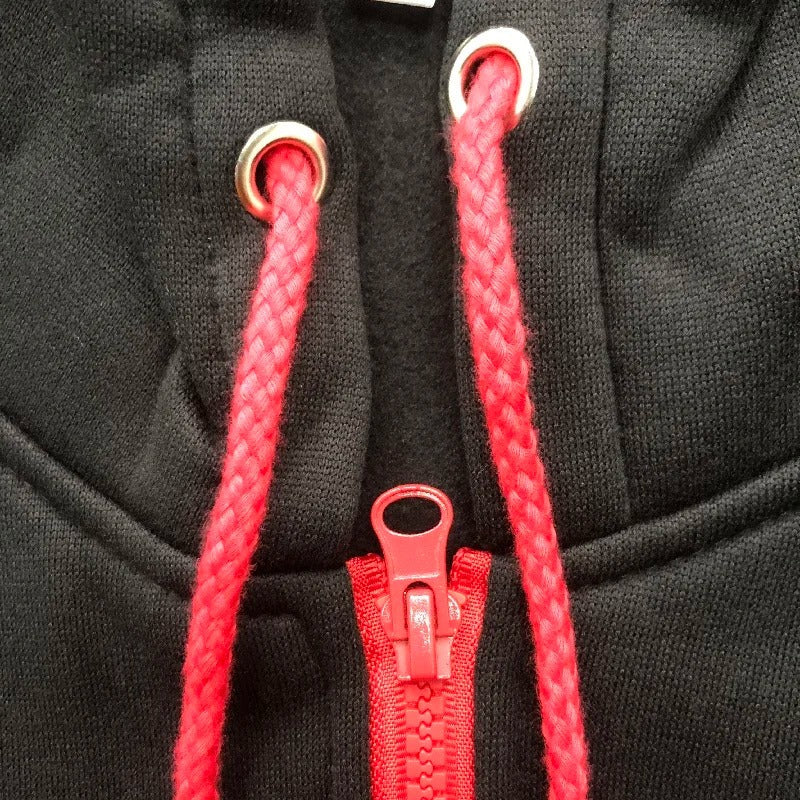 Detaljbilde av marineblå menns hettegenser, viser kvalitetsglidelås og mykt stoff. Ideell for komfortabel stil.