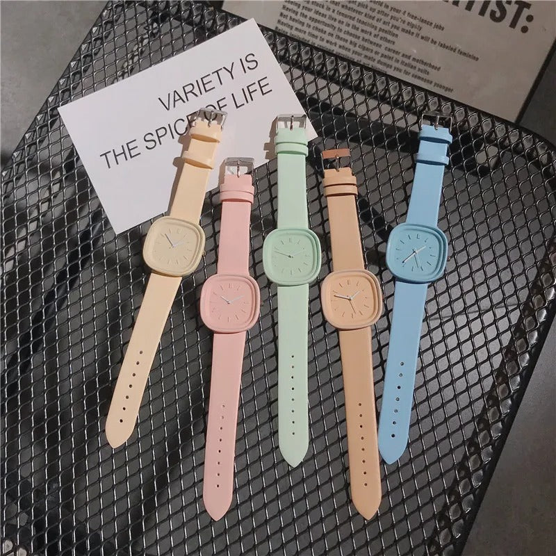 Minimalistisk og fargerik pastellklokke. Elegant armbåndsur, perfekt gaveide til kvinner.