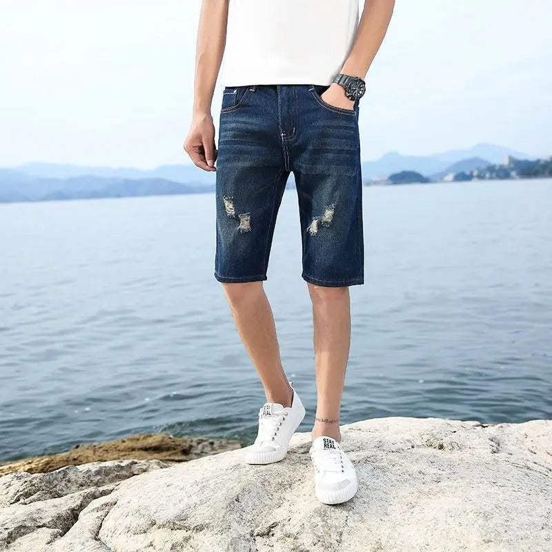 Nærbilde av den pustende stoffteksturen på menns komfortable, lyseblå sommershorts.