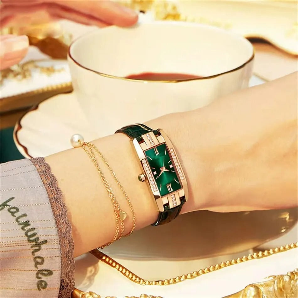 Grønn firkantet dameklokke med luksuriøs lærreim. Elegant og moderne stil.
